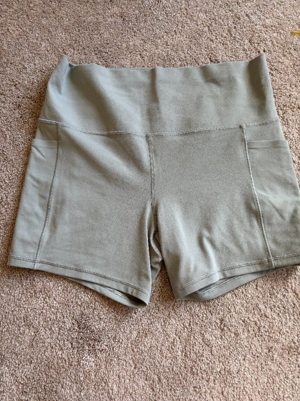 Athleta Salutation Stash 5" High Rise Short Size L EUC